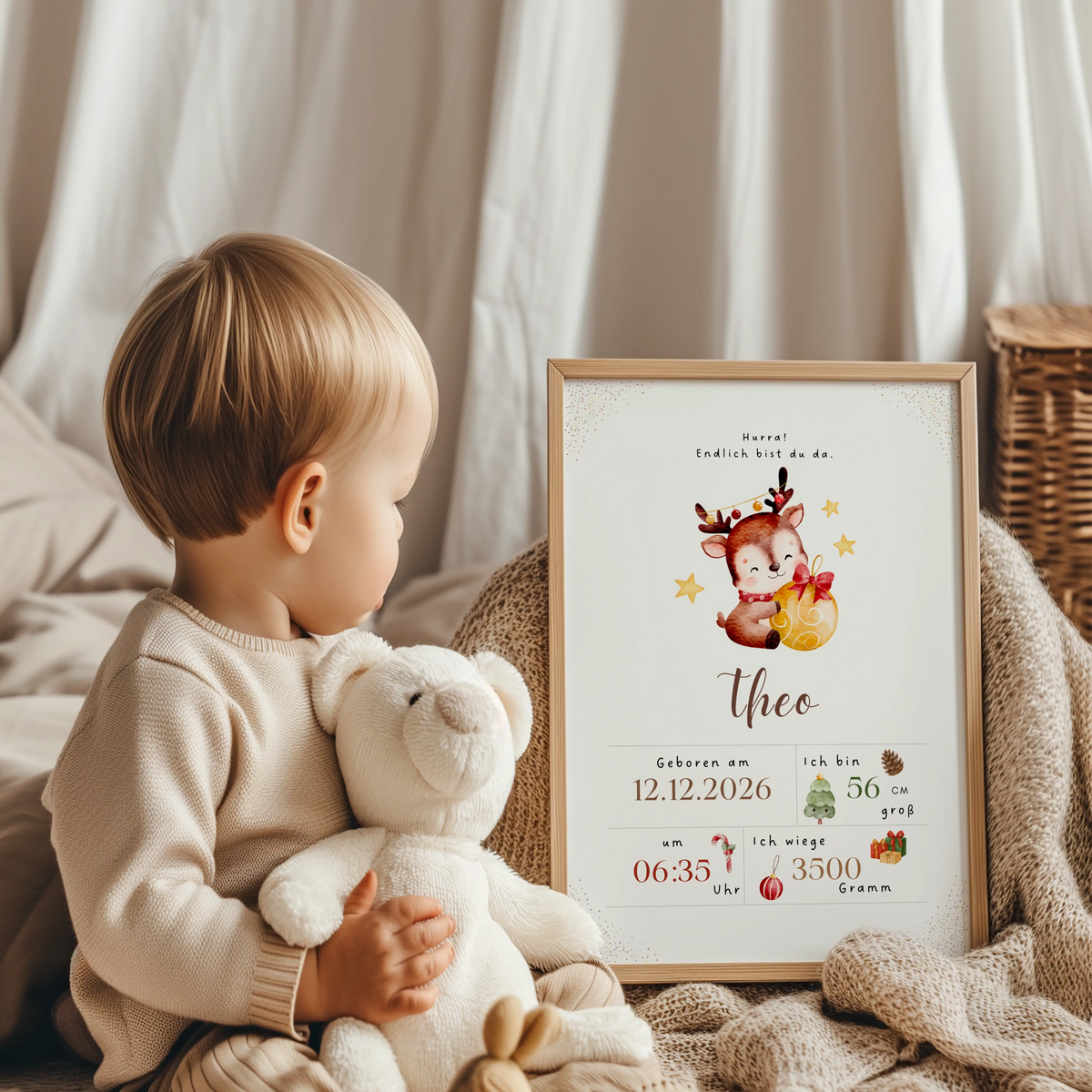 Personalisiertes Geburtsposter Weihnachten mit Rentier, präsentiert von einem kleinen Jungen mit einem Kuscheltier.