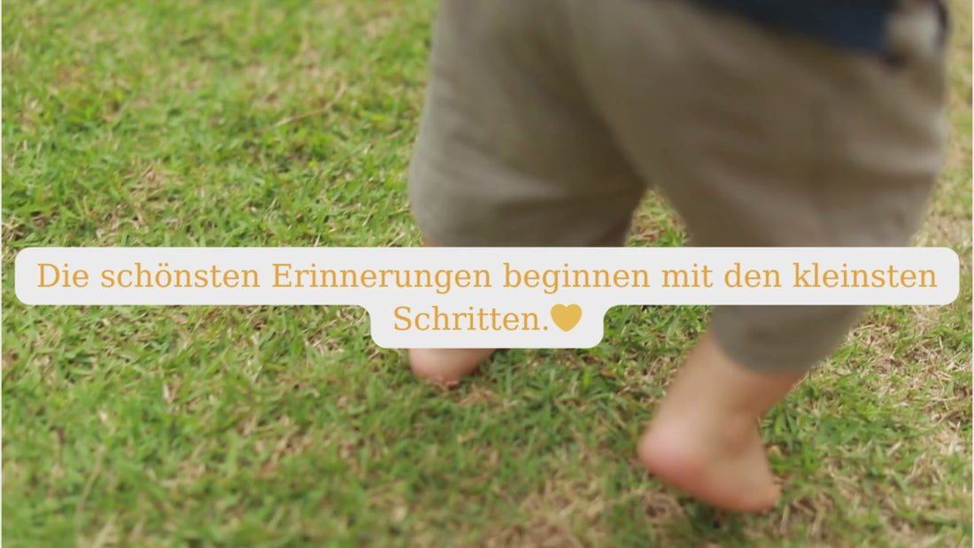 Video: Baby läuft barfuß über grüne Wiese – natürliche Kindheitserinnerungen, liebevoll festgehalten von Kibimemories. Emotionale Babyvideos für Geburtsposter & personalisierte Erinnerungsstücke.