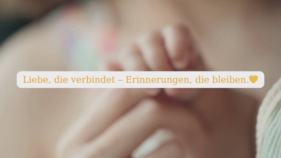 Video: Babyhand hält die Hand der Mutter – inniger Moment voller Liebe und Geborgenheit. Kibimemories zeigt emotionale Erinnerungen für Geburtsposter und personalisierte Babygeschenke.