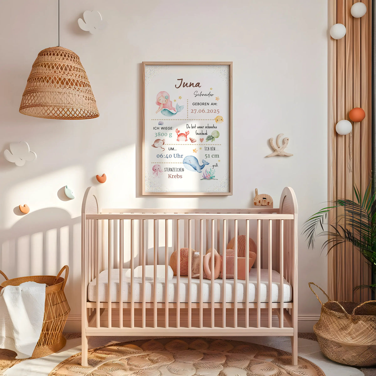 Personalisiertes Geburtsposter Meerjungfrau mit Meerestieren in einem babyfreundlichen Kinderzimmer